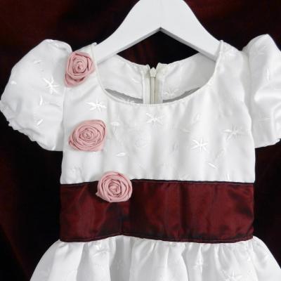 Robe de princesse blanche avec manches ballon, ceinture bordeaux et roses roses - 4 ans